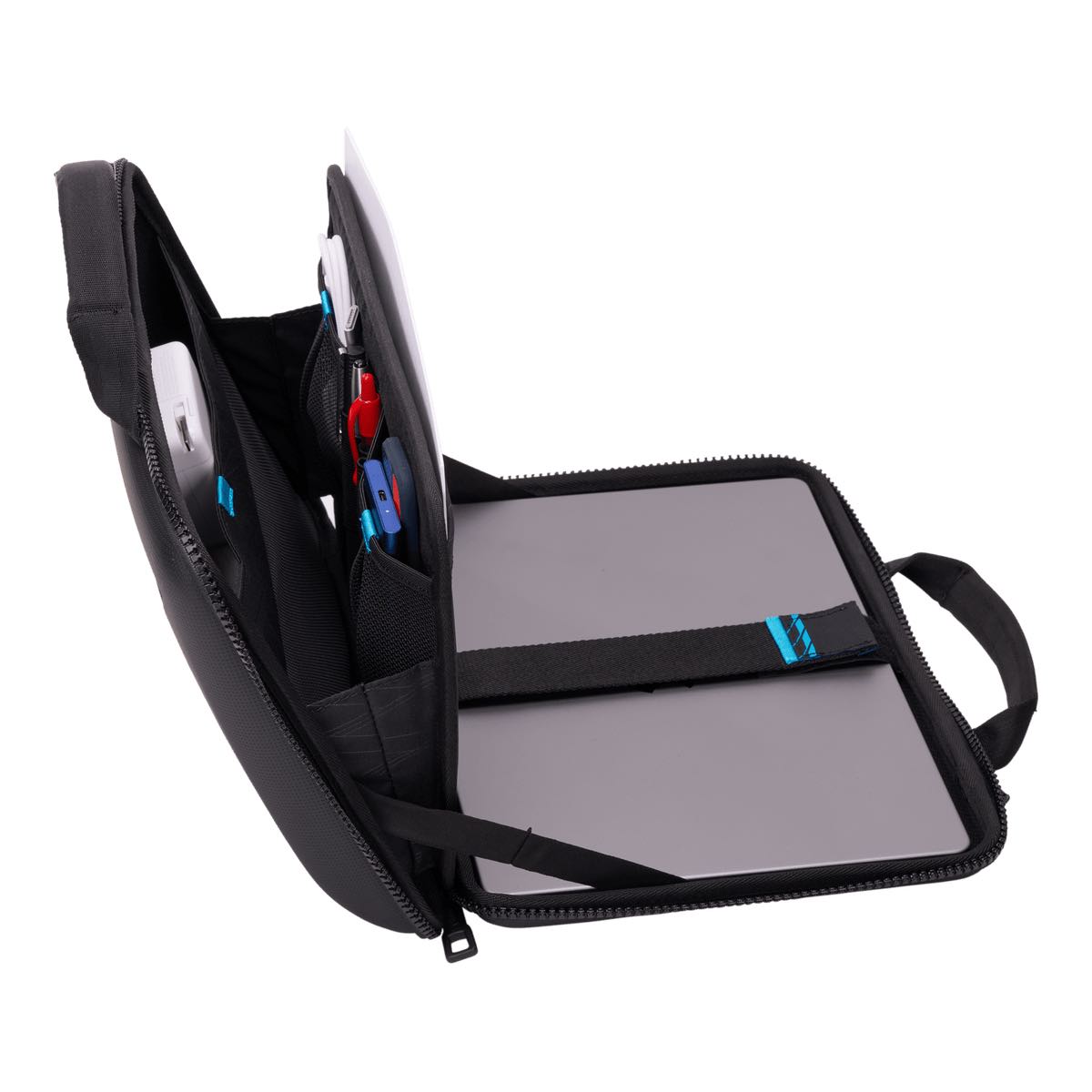 Thule_Gauntlet_black_pockets